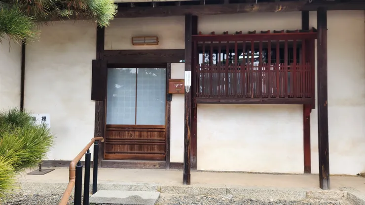 備中國分寺的御朱印位置非常不起眼,進去前記得敲門喔