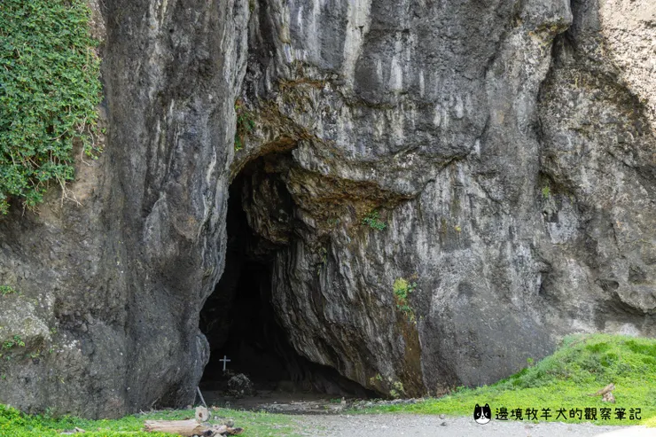 高達三四層樓的五孔洞,非常壯觀!