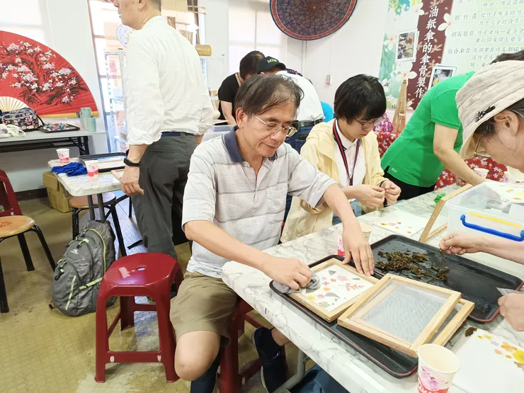 手作撕紙溶解為紙漿再造紙貼圖案弄乾水