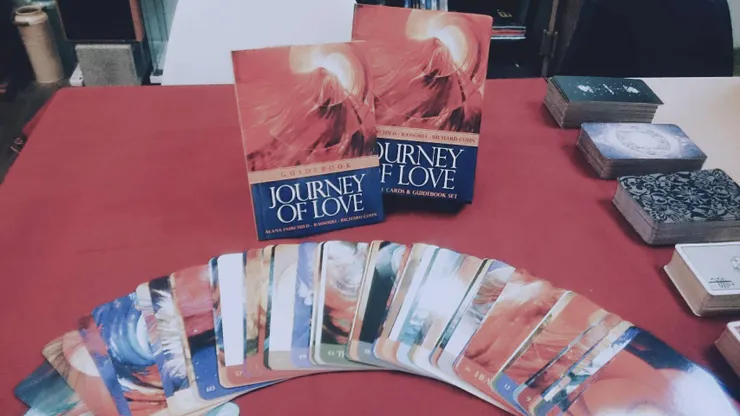 這副我是最近剛入手的《Journey of  Love》，共有70張，臺灣好像翻譯成「愛的旅程卡」