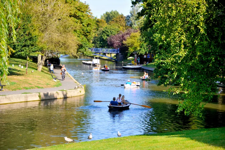 【軍事運河在北邊將住宅區環抱...改做公園閒步蹓狗划船或垂釣】
