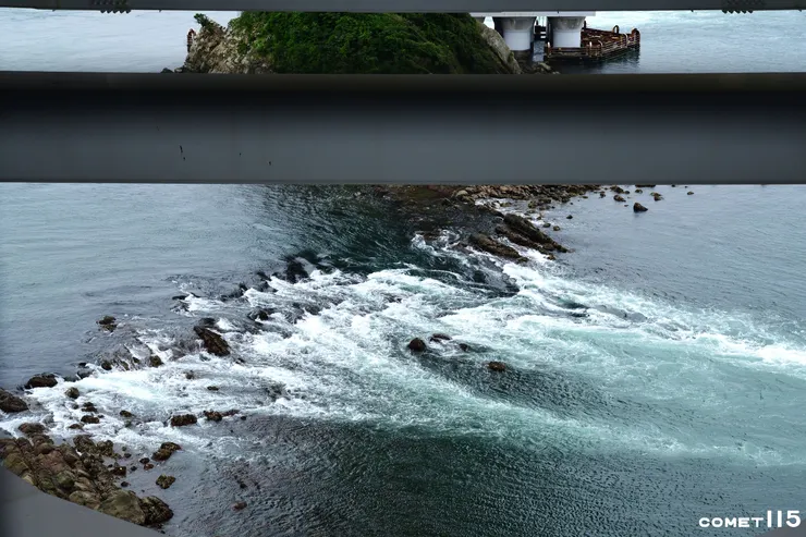 退潮時間海底的石頭露出來，乍看之下還以為是某一條河川的景色 