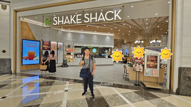 我在SHAKE SHACK漢堡店的大門口!
