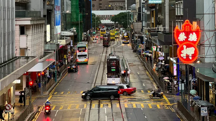 充斥摩托車的街道，偶爾顯眼的招牌。我俯瞰香港此景，想著那梅雨時節的台北街口。