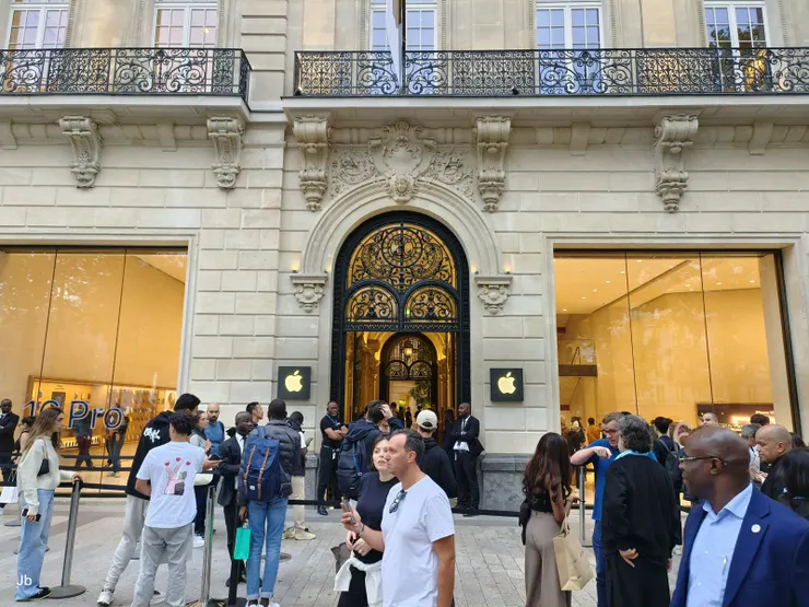 【香榭大道精品美如雲煙過門不入】