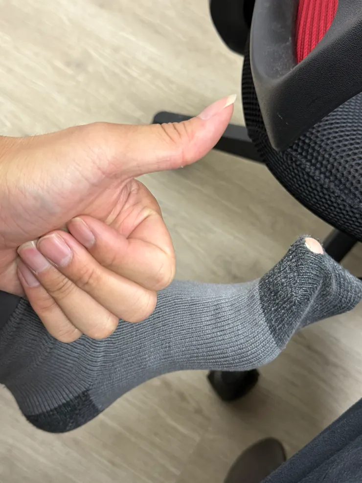 2026/04/23 西瓜哥用腳比讚，然後襪子破掉