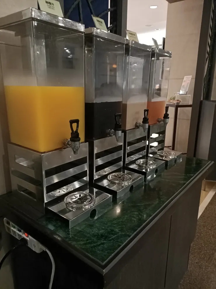 飲料區,果汁、茶都有