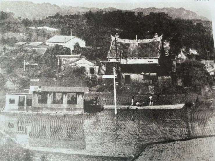 《木柵人》的老照片，照片左前，長條型三大窗的建築物就是木柵屠宰場