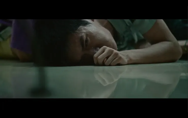 光可鑑人的地板⋯⋯易烊千璽的其中一個得獎場，攝影師不忘捕捉演員倒映在地板上的側影。