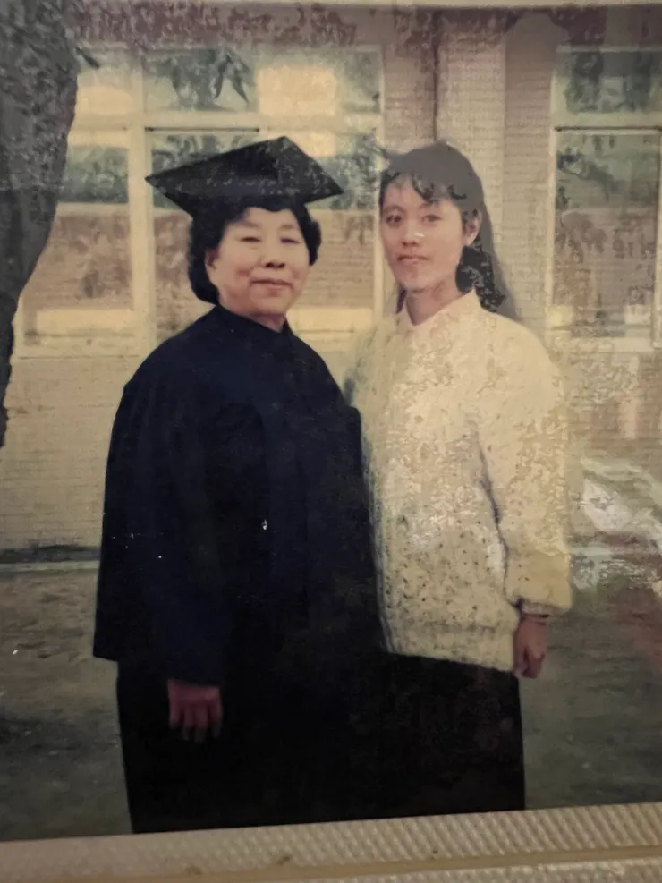 阿嬷穿上我的大學學士服