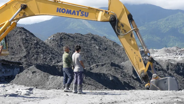 大型怪手正在開挖原本立碑的地方