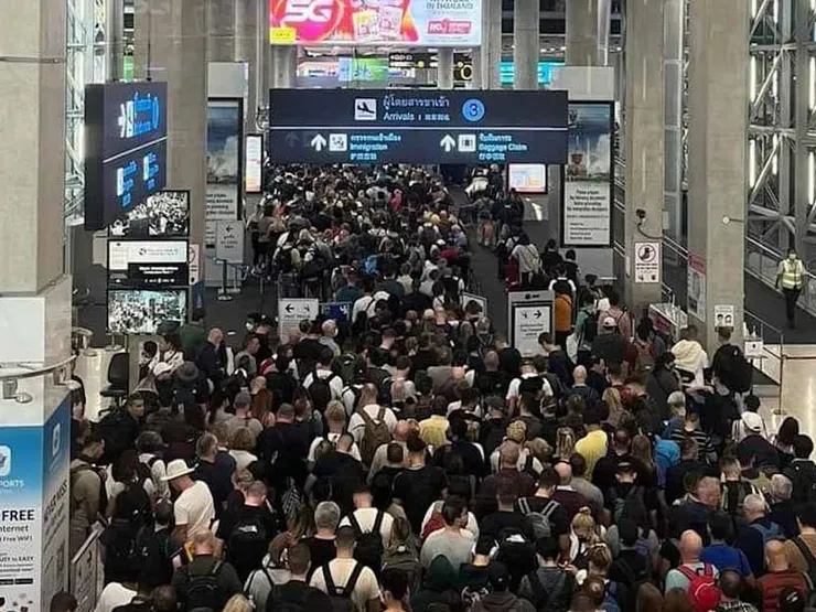 抵達泰國機場時看到出關排隊人潮真的讓人頭痛
