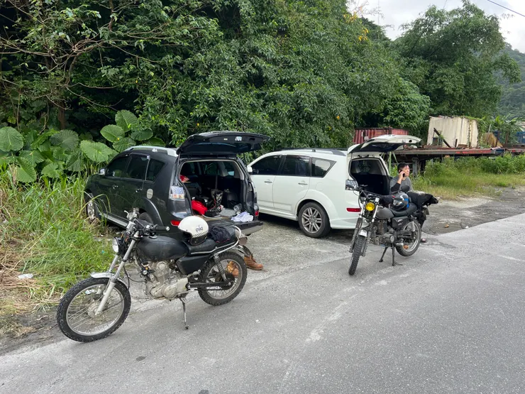 下完車後直接坐車後方
