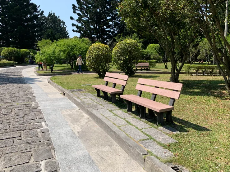 烈日下的椅子是不受歡迎的