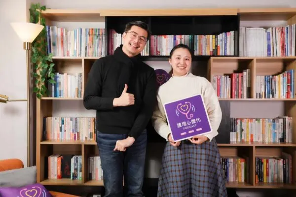 圖說：「護理心聲代」開播首週創佳績！主持人凱爺（唐源駿）與彰基副護理長李佩容（右）對談，分享許多新進護理師的心聲。（資料來源：衛福部照護司）