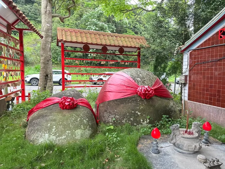 兩顆大石頭互相依偎百年，在地居民特別幫他們舉辦婚禮