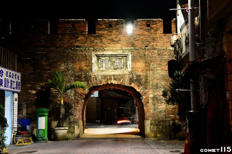 夜晚的西門外側面