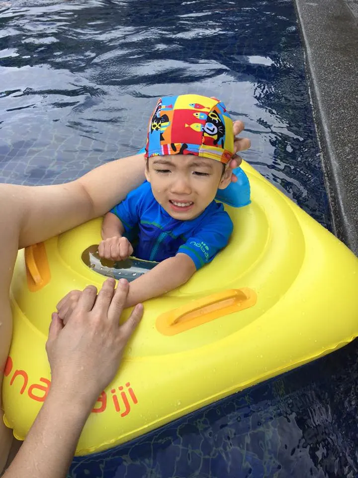 這是爸爸扶著，水溫偏涼稍有情緒。