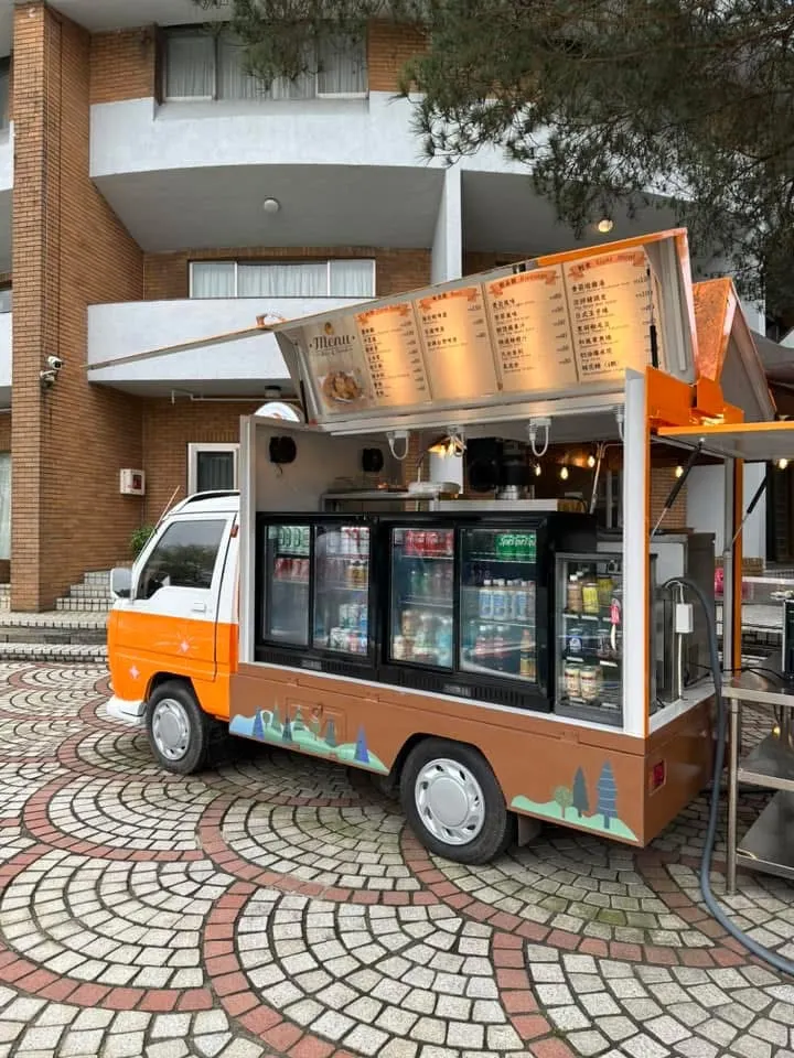 泳池旁邊的餐車,沒有賣貴33就是懂事