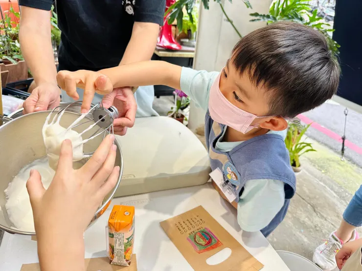 摸摸看打好的麵糊是否會馬上消泡?