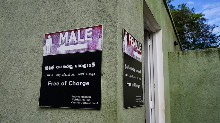 先解決生理需求。公告免費但先進去的我們每個人被收了200盧比。