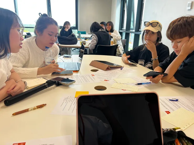 和越南組併桌討論