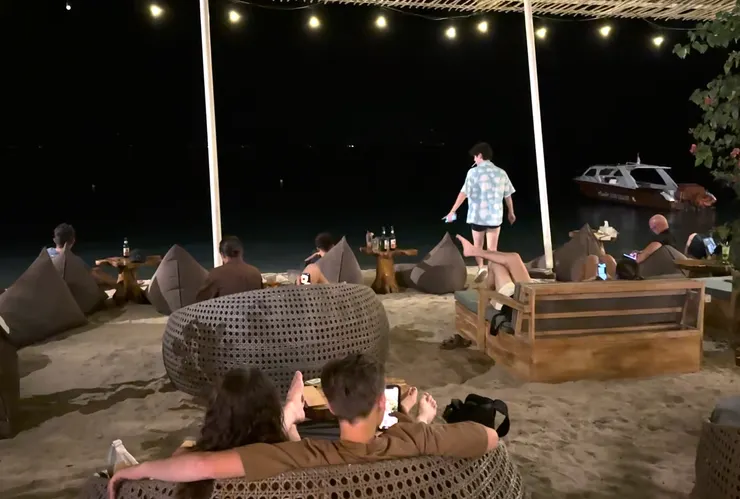 坐在懶骨頭上喝一杯酒超放鬆！