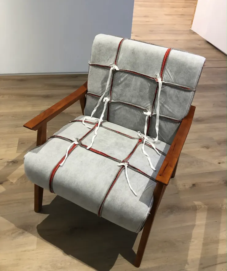 黃萱〈白繩翻面紅沙發椅〉, Fiber, Wood, 70 x 60 x 86 cm, 2022。

攝影｜作者