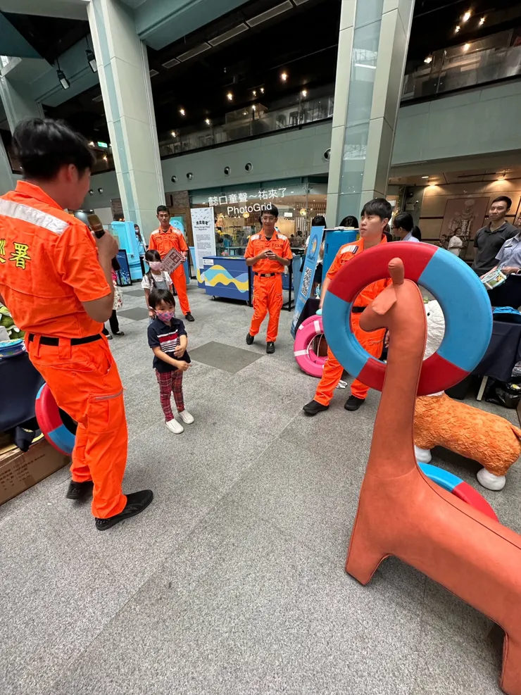 常兒玩「搶救長頸鹿先生及羊駝小姐」活動，有三次機會，投中之後可以扭蛋。