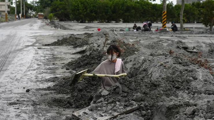 志工開始清理市區的水溝