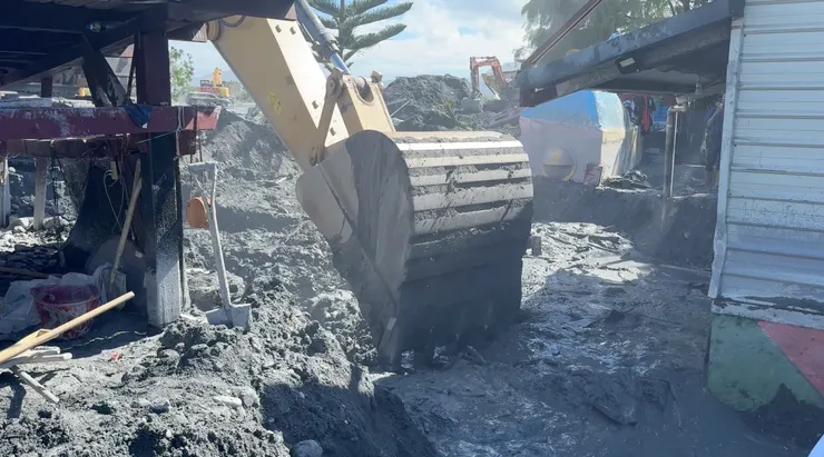 河床級的怪手開挖民宅旁的土