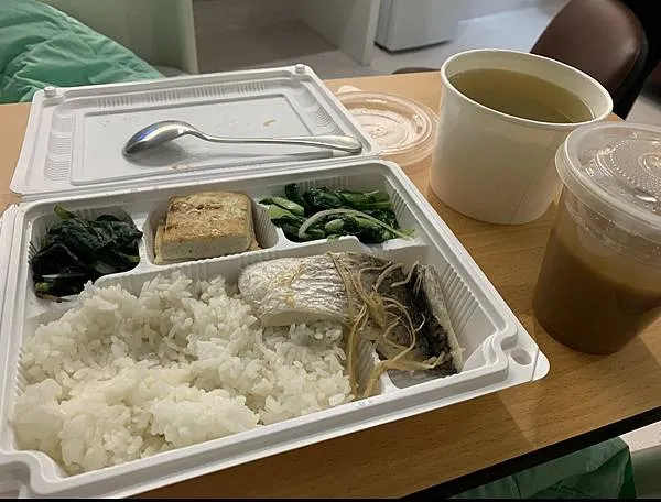 餐點的量不會像月子中心這麼澎湃，但一個女生普通的食量是很夠的，記得自己帶環保餐具喔。
