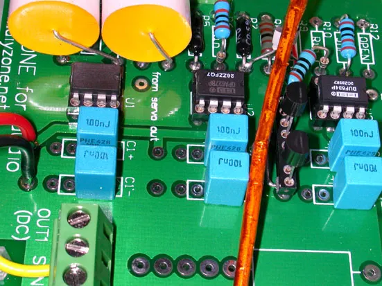 為了方便更換晶體，我把 16 pins 的 IC 座拆成兩半，用來固定兩顆 JFET 與電阻