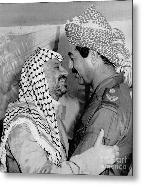 巴勒斯坦解放組織領導人亞希爾.阿拉法特和海珊,在以色列與埃及和解,並在黎巴嫩內戰中被逐出後,軍力強大且立場仍堅定反以的伊拉克成為阿拉法特眼中最有價值的盟友,因此他也是少有的在伊拉克侵略科威特後仍明確支持海珊的阿拉伯勢力領導人。誠然阿拉法特手下沒有正規軍事武裝,但各個阿拉伯國家都收留了大量巴勒斯坦難民,而這些難民許多仍保持與巴解的聯繫,僅在科威特就高達35.7萬(當時科威特人口僅200萬)