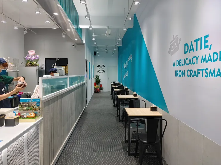 內部的裝潢和外部的招牌都是以白色以及青藍色撞色所組合而成💚💙🤍 不僅明亮也很活潑更有著獨特的現代風格！