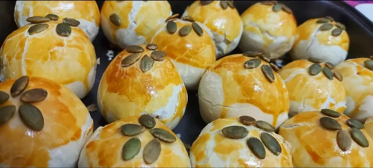 圖片來源：灰鸚鵡小灰寶貝《【蛋黃酥DIY】手工製作螺旋芋頭蛋黃酥＆菠蘿蛋黃酥》https://www.potatomedia.co/s/rVqlny9