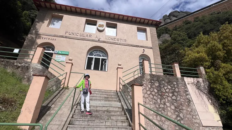 下車後還要走路才能到達洞穴