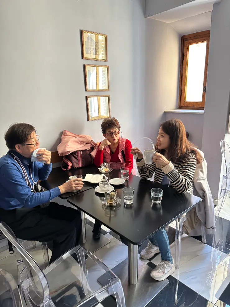 Checkout完回來拿行李還有咖啡零食吃～