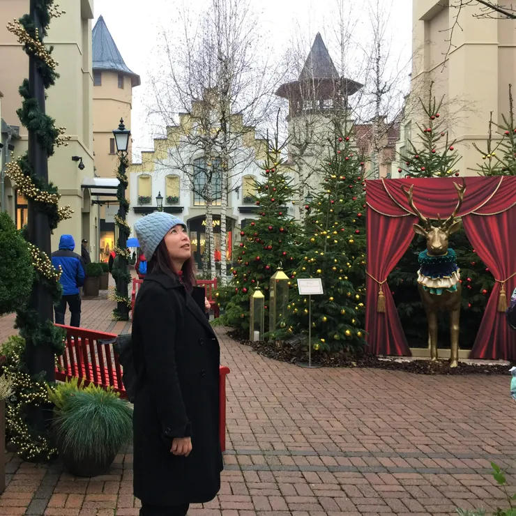 OUTLET 裡充滿著應景的聖誕樹