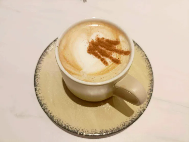 第一次來得時候(圖)，卡布奇諾(熱)。我有個小小儀式，到每一家吃到飽，一定都會來一杯卡布奇諾XD。
