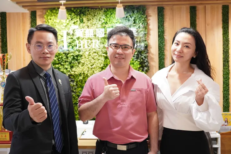 改斜歸正創辦人(左) 博田國際醫院國際乳房醫學中心主任(中)以及HER&HIS國際美業執行長(右)共同分享乳癌防治相關議題。