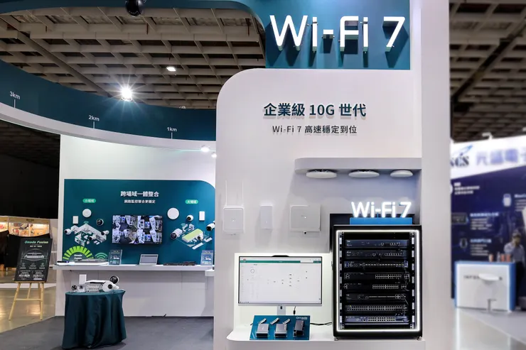 Omada Wi-Fi 7 全 10G 解決方案，支援 AI 影像監控與高密度設備連線需求，透過多元 AP 型態靈活部署，全面打造高速穩定的智慧安防網路環境。