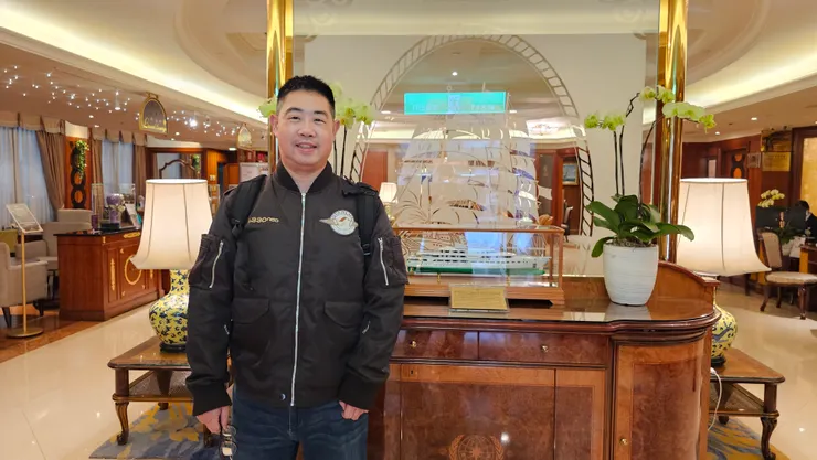 我身後是張榮發的私人遊艇長榮號!