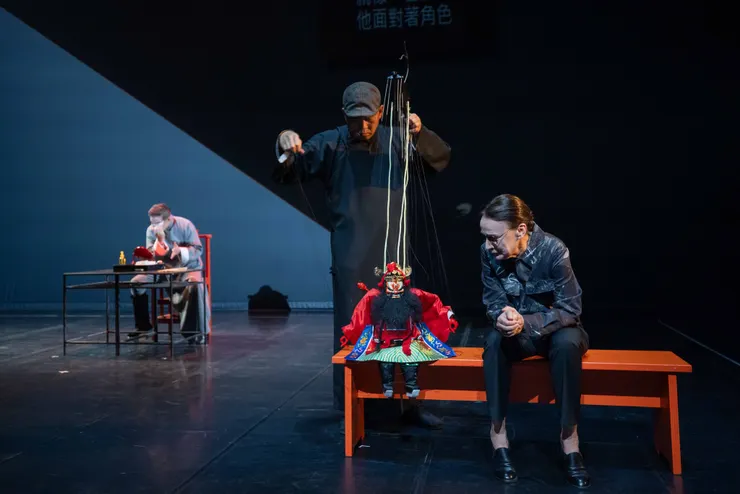 原本當初是想讓操偶師在觀眾看不到的貓道上操偶，但真的無法順利操作，所以最後偶師還是在舞台上操偶。李清照私人劇團感傷動作派《贋作鍾馗》2024.04，攝影 林政億