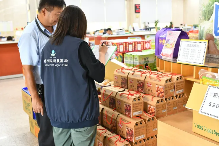  農業局組成專案小組兵分7路，視察桃園轄內供應蛋品畜牧場及各區農會直銷站超市。圖：農業局提供