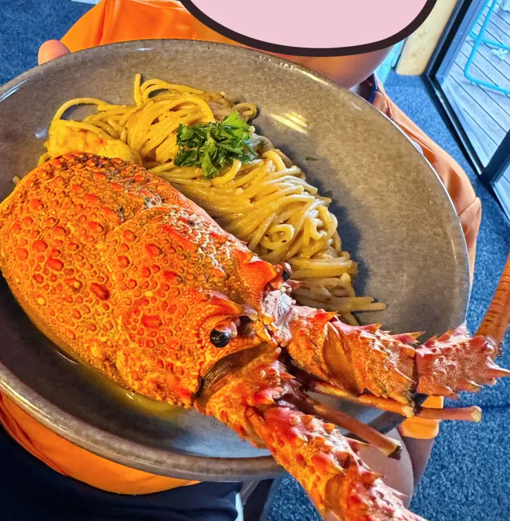 龍蝦意麵完成，本地產的龍蝦與白蝦，自家產的巴西利葉，只有麵條是義大利杜蘭小麥