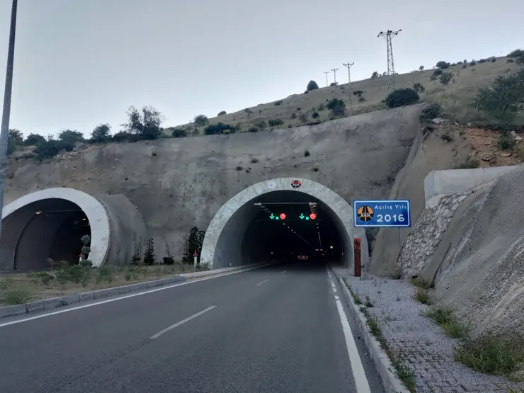 2016公尺長的隧道