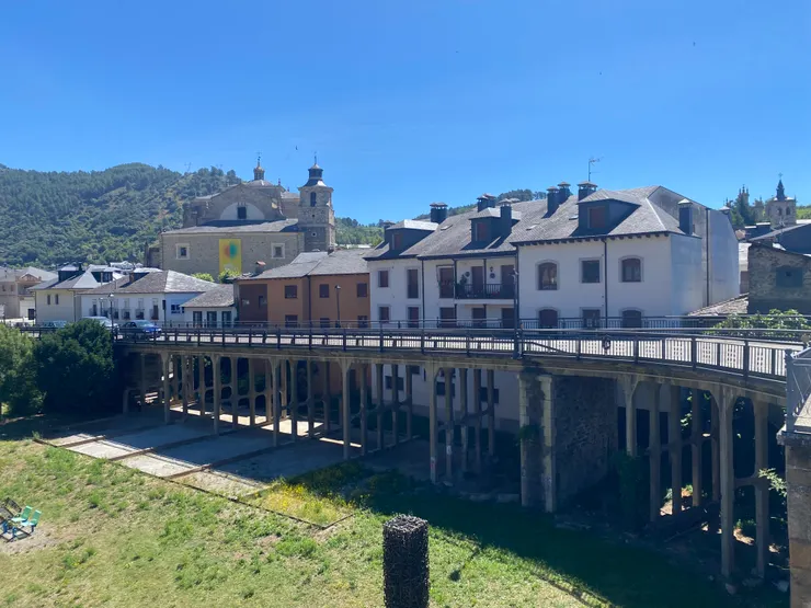 途經小城買點補給後再上路。