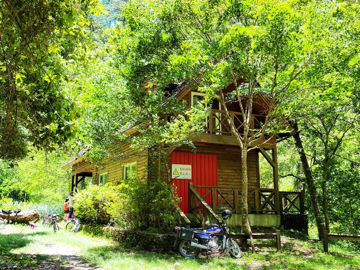 11:30來到林道19K終點，有一廢棄山屋，在此稍適休息後，開始5公里的上坡挑戰。