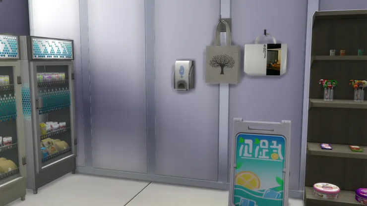 這個角落我放了一些零碎的物品。這些購物袋是貨品，不是店內用的。